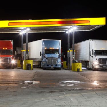 freight shipping from Kansas to Florida - trucks filling up at truck stop